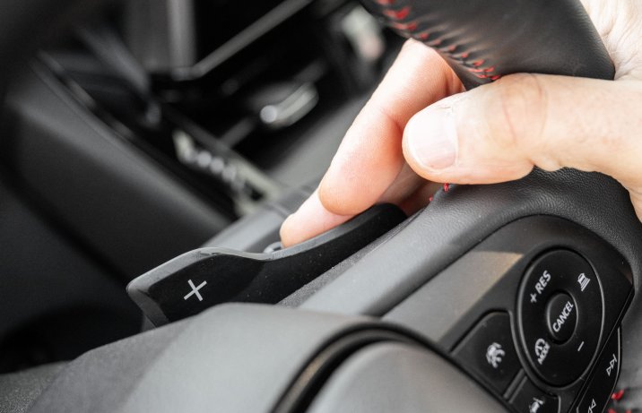 Toyota Corolla Cross - łopatki automatu