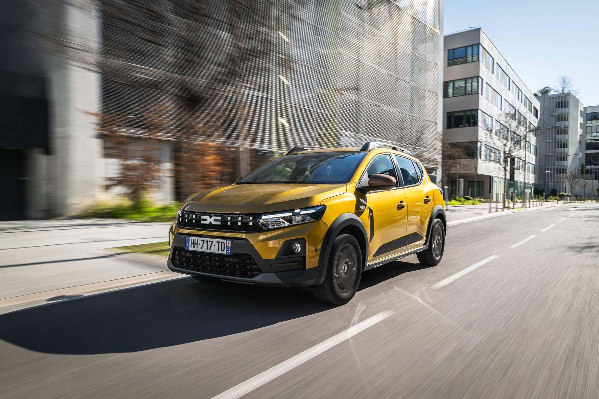 dacia-sandero-stepway-eco-g-120-extreme-jazda-przod-bok-miasto