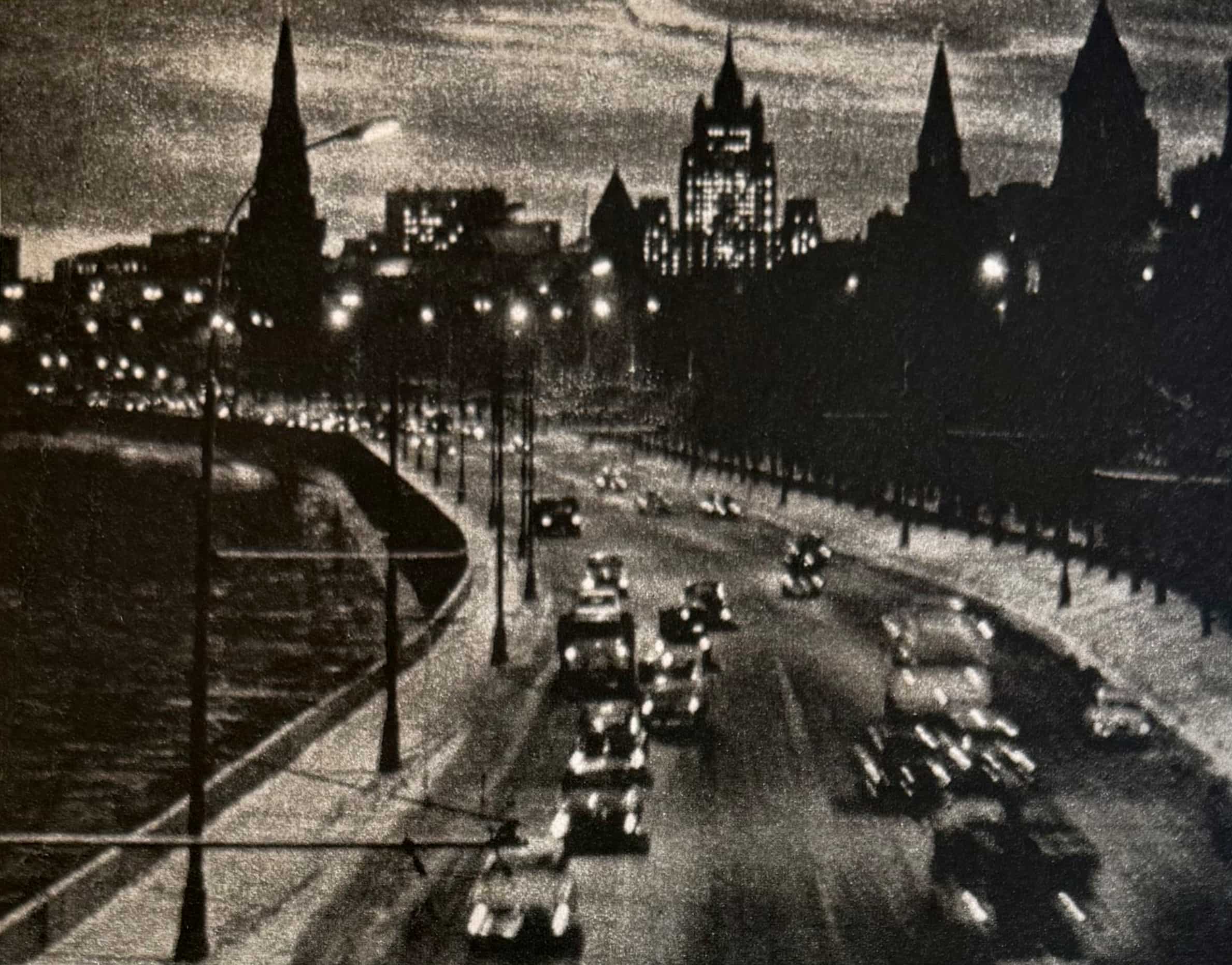 Ruch miejski po zmroku, miasto w ZSRR, połowa lat 70. XX w.