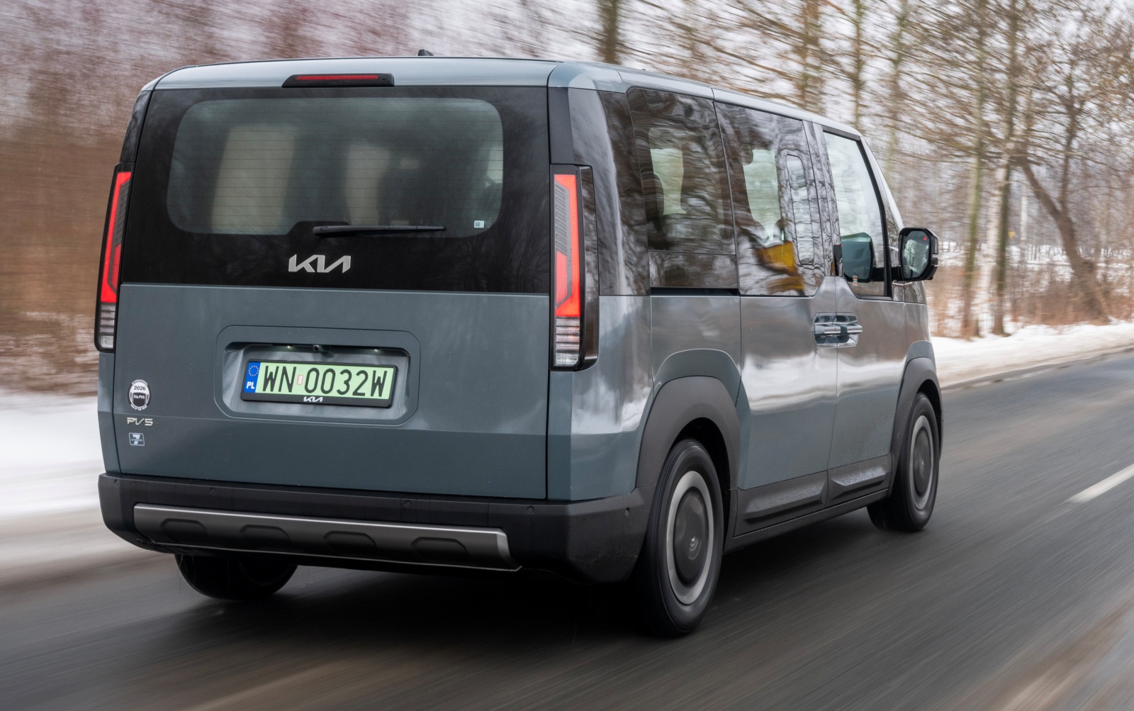 kia-pv5-tyl
