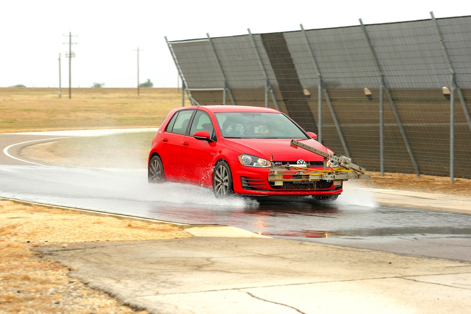 test opon letnich 2026 mokra nawierzchnia aquaplaning poprzeczny
