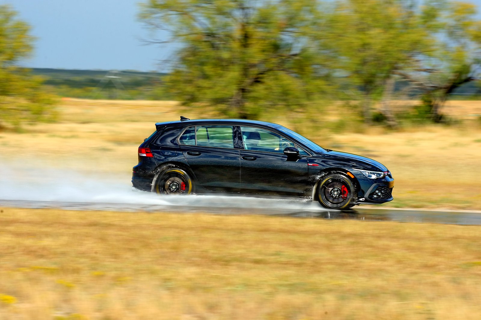 test opon letnich 2026 mokra nawierzchnia jazda sportowa na czas