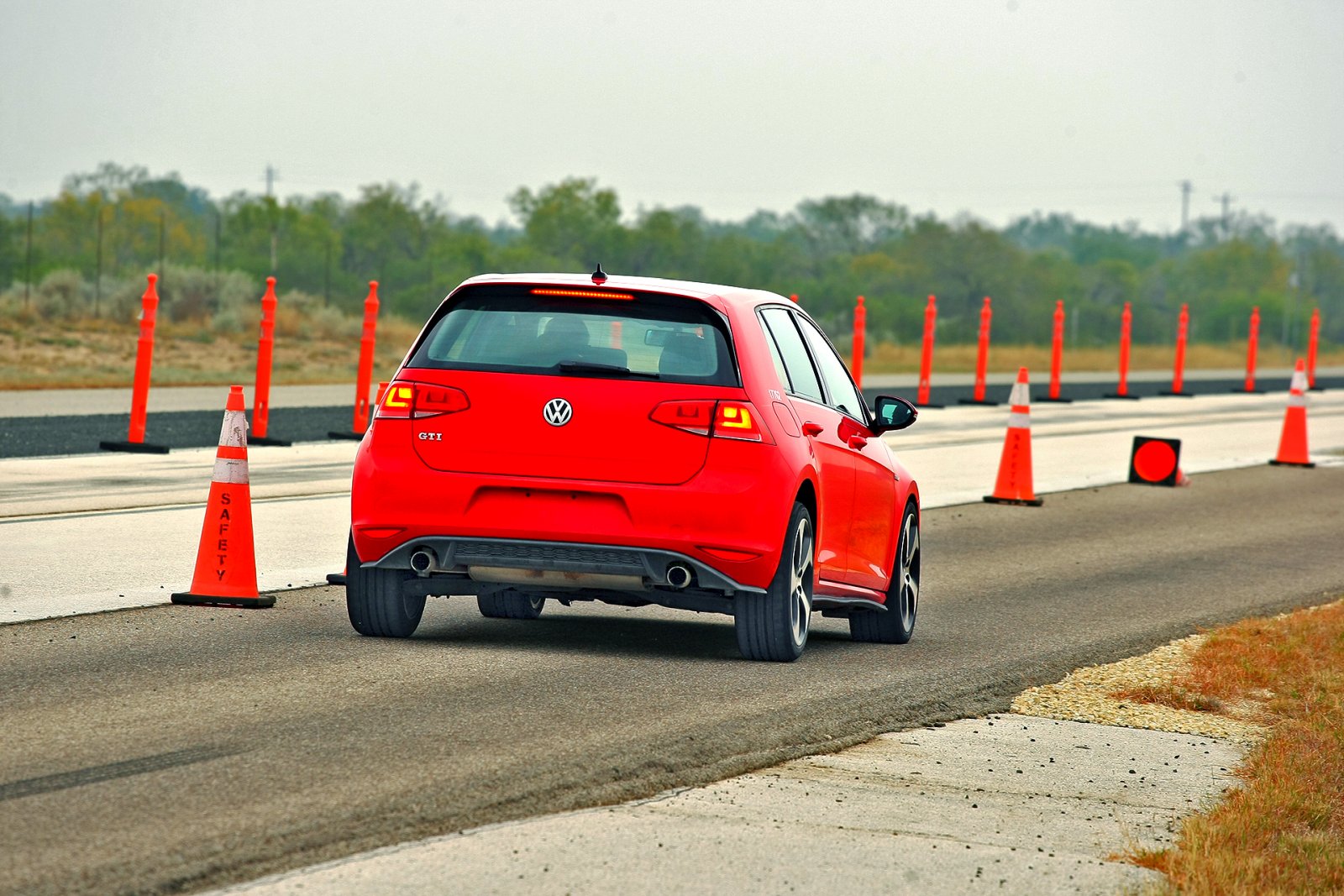 test opon letnich 2026 sucha nawierzchnia Droga hamowania ze 100 kmh