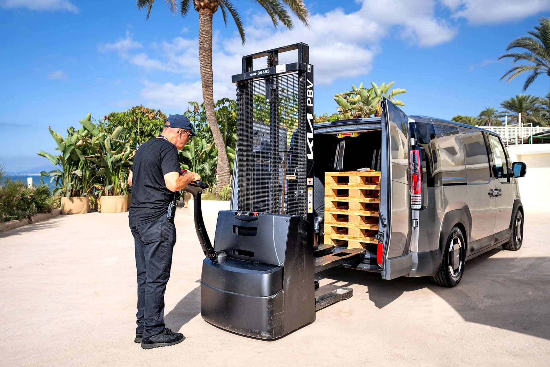 kia-pv5-cargo-ladowanie-europalet