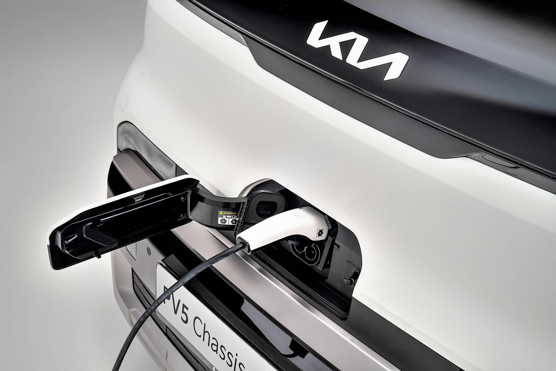 kia-pv5-cargo-gniazdo-ladowania-ladowanie