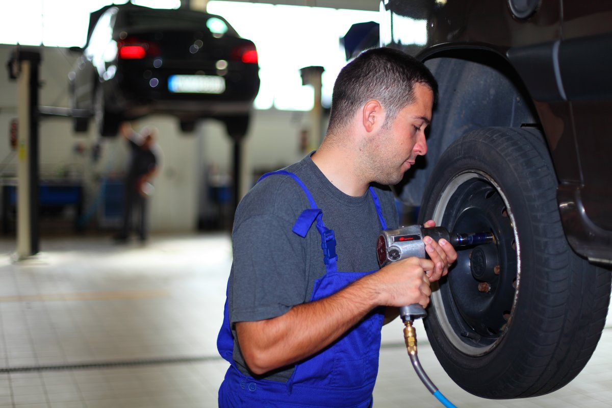 Śruby w samochodzie – rodzaje i sposób traktowania