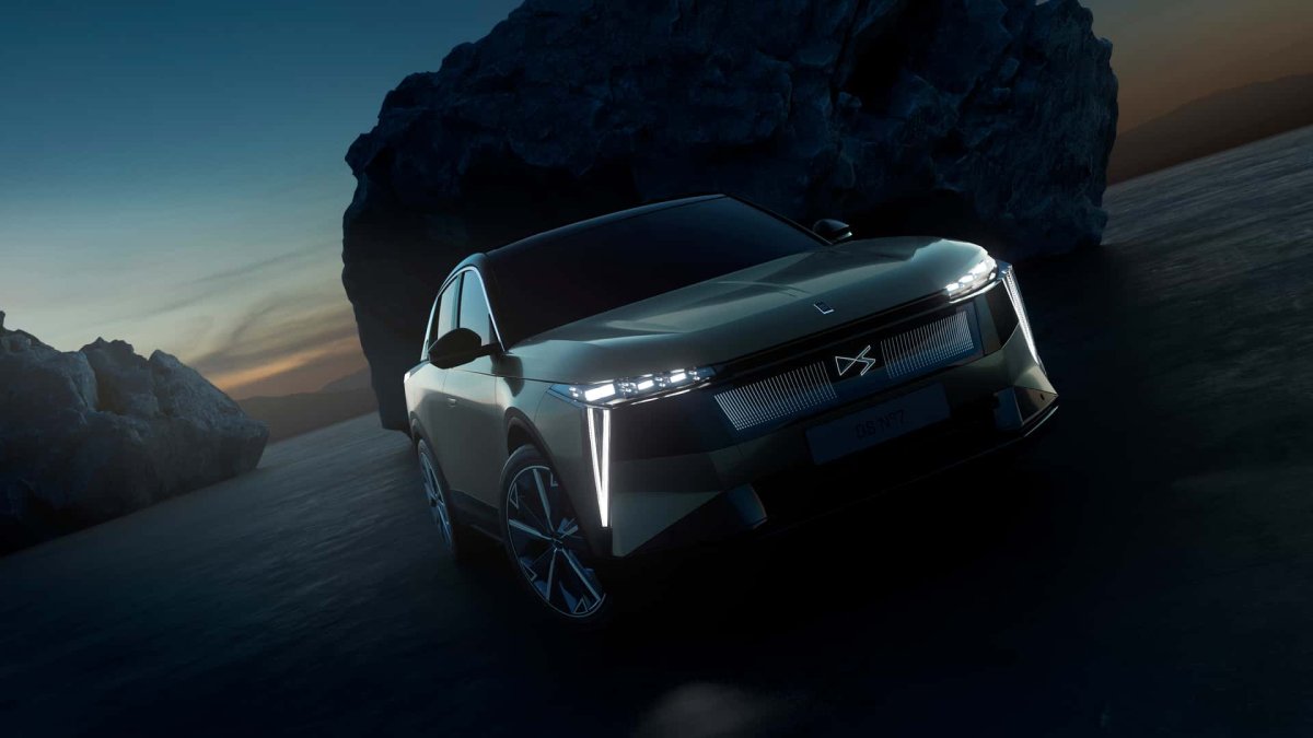 DS N°7 stał się elektrykiem. Będzie też wersja spalinowa, ale niezbyt premium