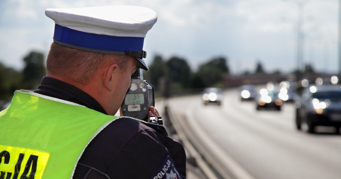 policjant z radarem kontrolujący prędkość