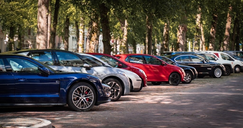 Szkoda parkingowa i brak sprawcy – co robić, gdy zastaniesz zarysowane auto?