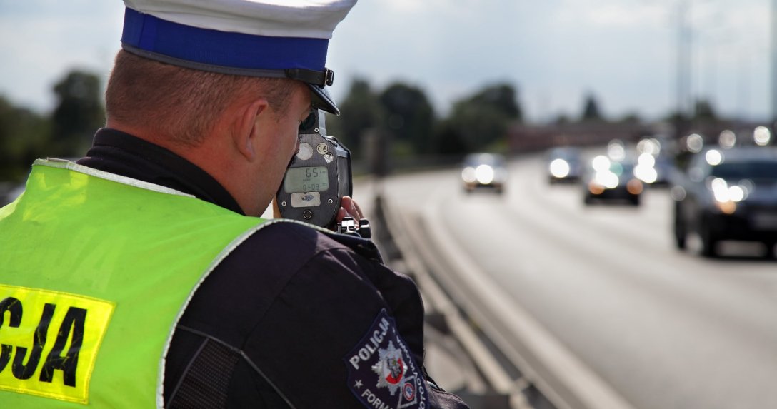 policjant z fotoradarem
