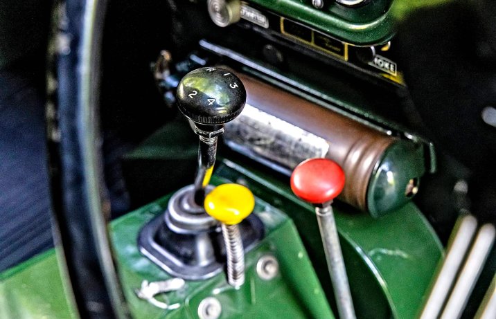 Land Rover Series 1 80 – wnętrze, dźwignie, skrzynia biegów, napęd, reduktor