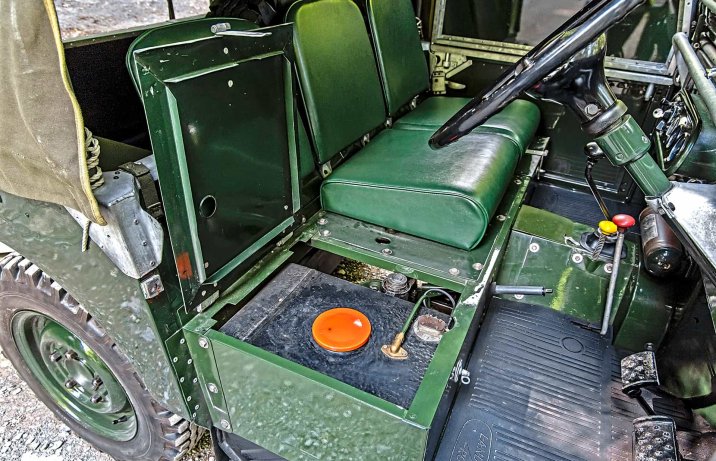 Land Rover Series 1 80 – wnętrze, fotele, zbiornik paliwa
