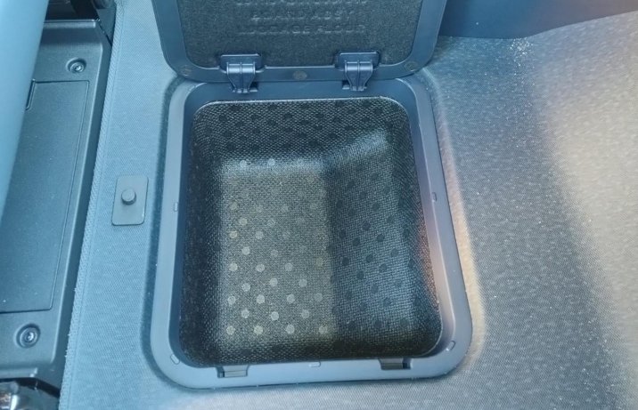 Kia PV5 schowek w podłodze