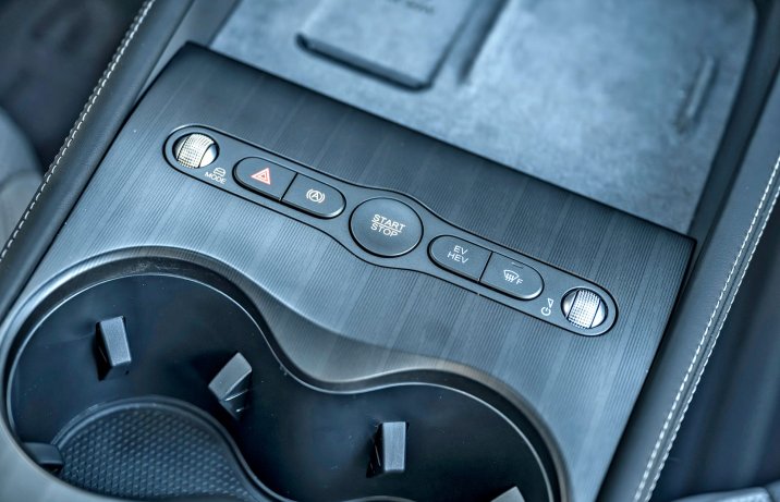 BYD Seal 6 DM-i Touring – wnętrze, przyciski na tunelu środkowym