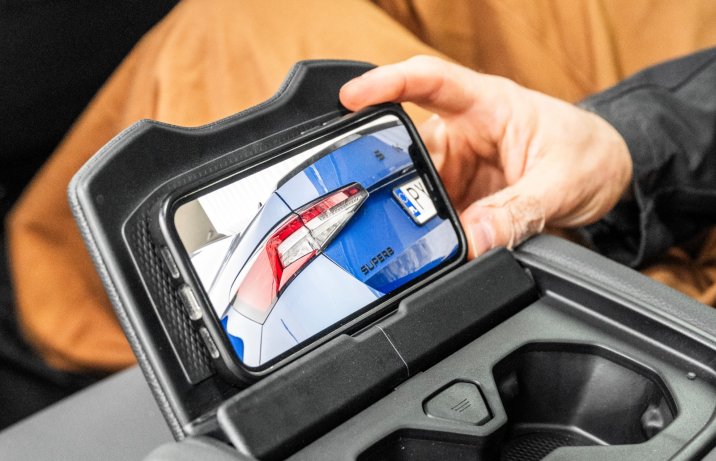 Skoda Superb – uchwyt na telefon