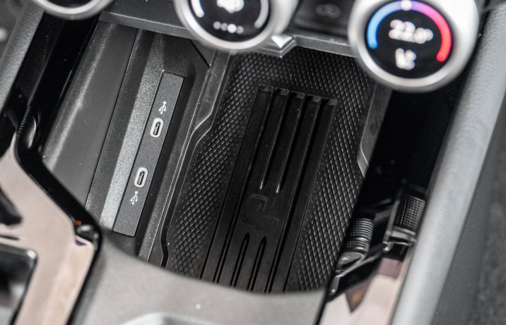 Skoda Superb – ładowarka do telefonu