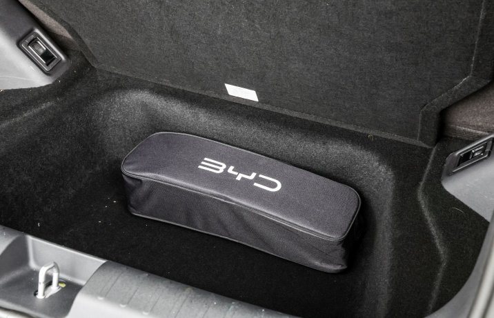 BYD Dolphin Surf - schowek pod dnem bagażnika