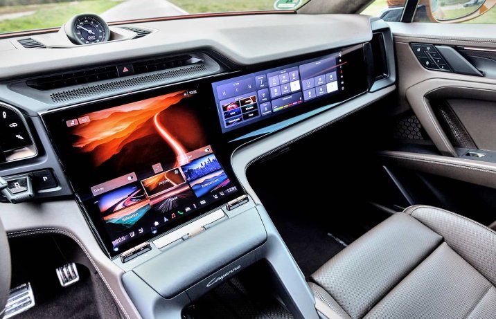Porsche Cayenne Electric – ekrany centralny i przed pasażerem