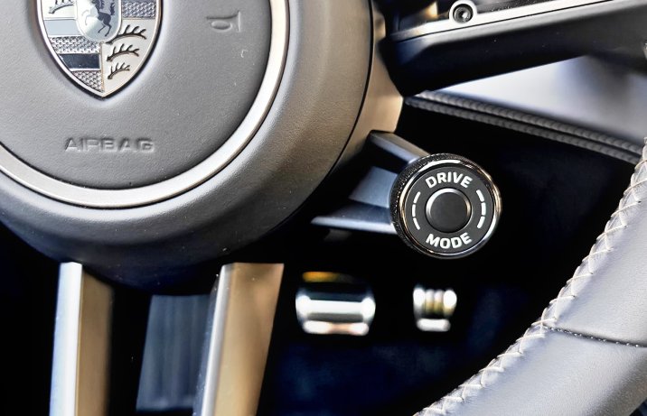 Porsche Cayenne Electric – pokrętło drive mode na kierownicy