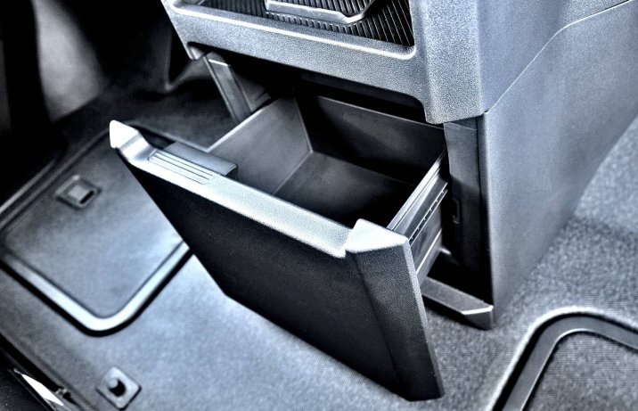 Kia PV5  Cargo – wnętrze, schowek