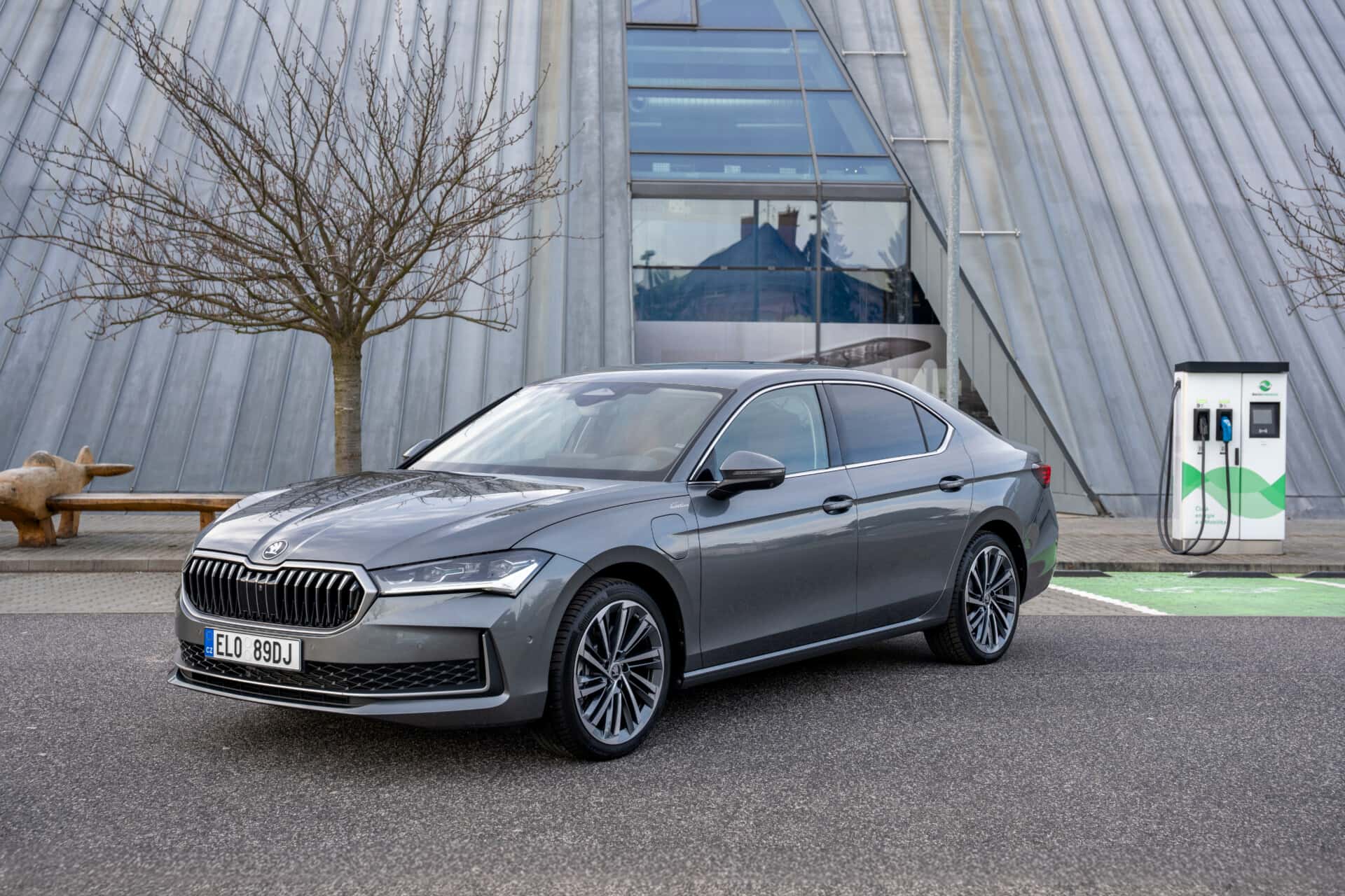 skoda superb plug in przód ładowanie