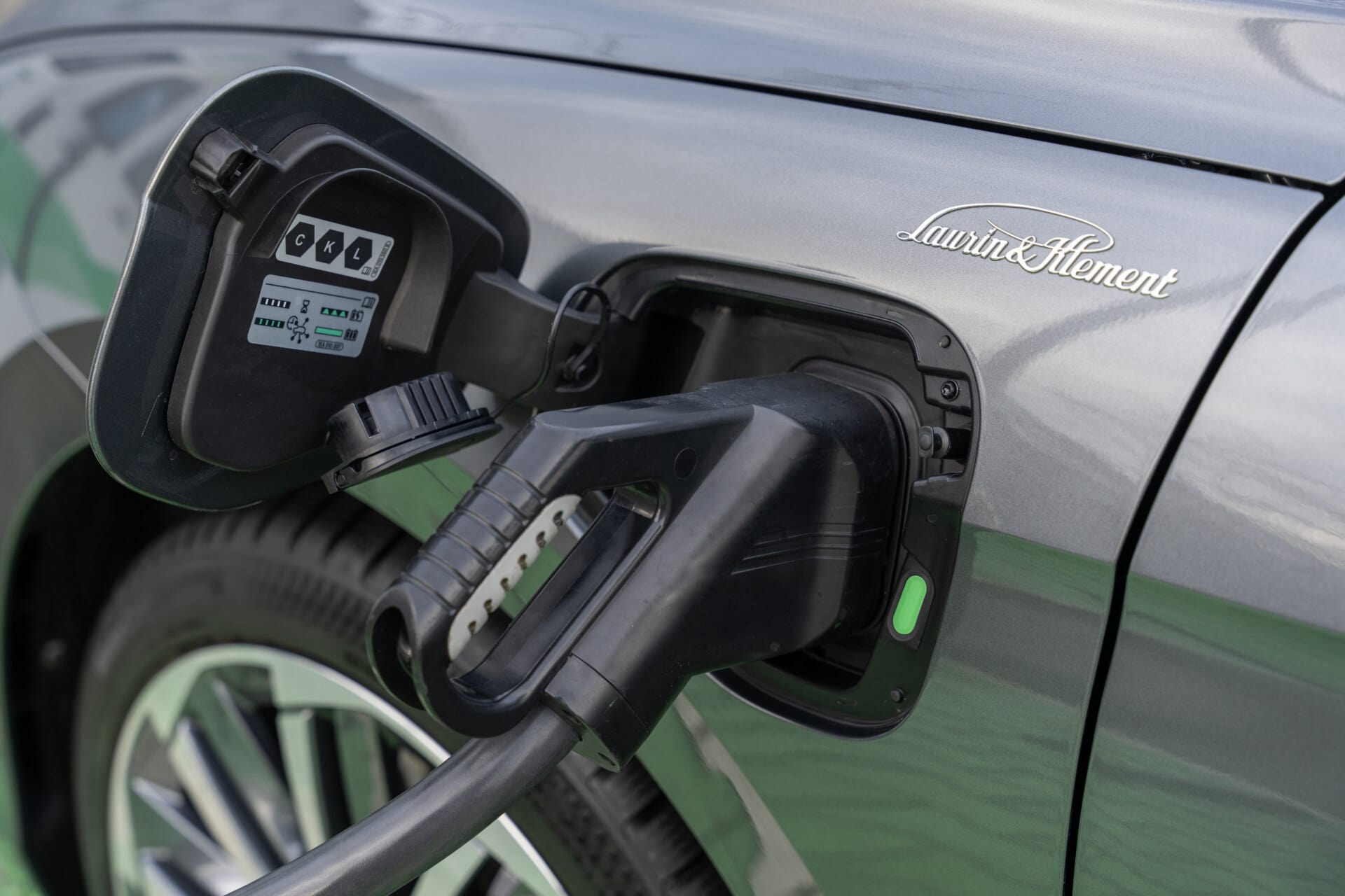 skoda superb plug-in 268 KM – gniazdo ladowania