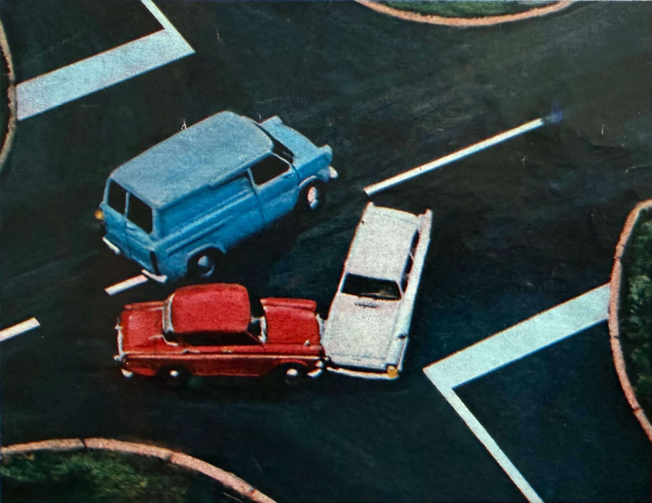 eksperyment grafika z kolizją trzech aut