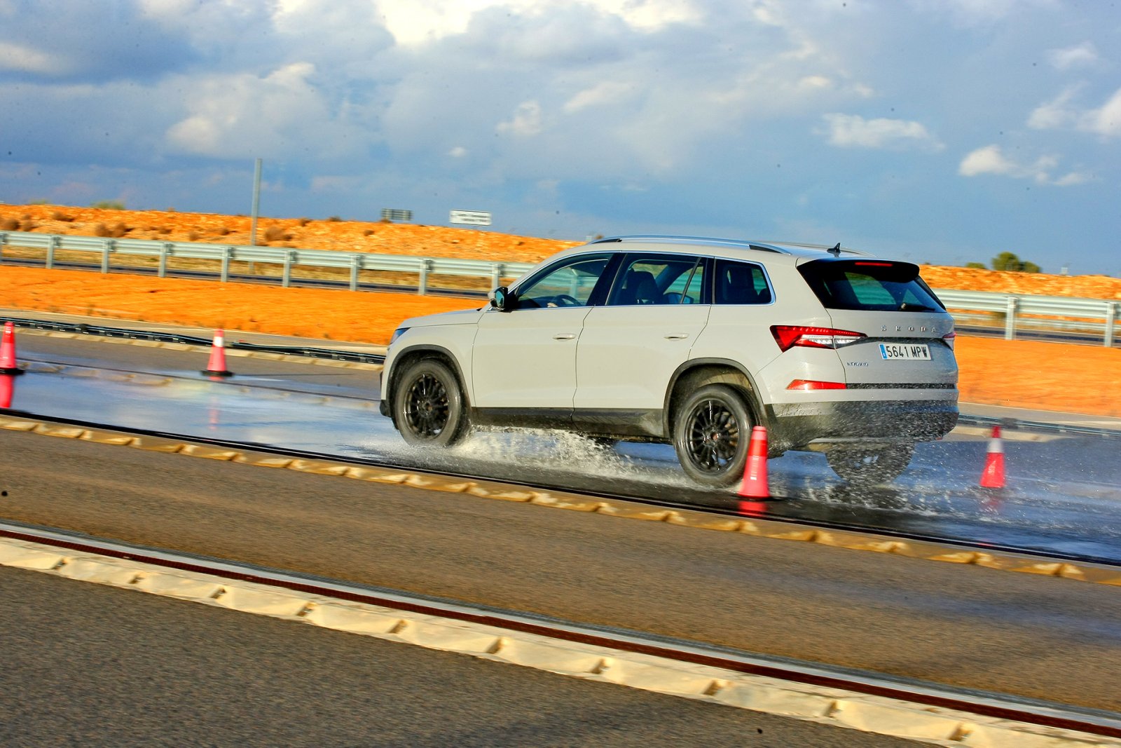 droga hamowania z 80 kmh na mokrym