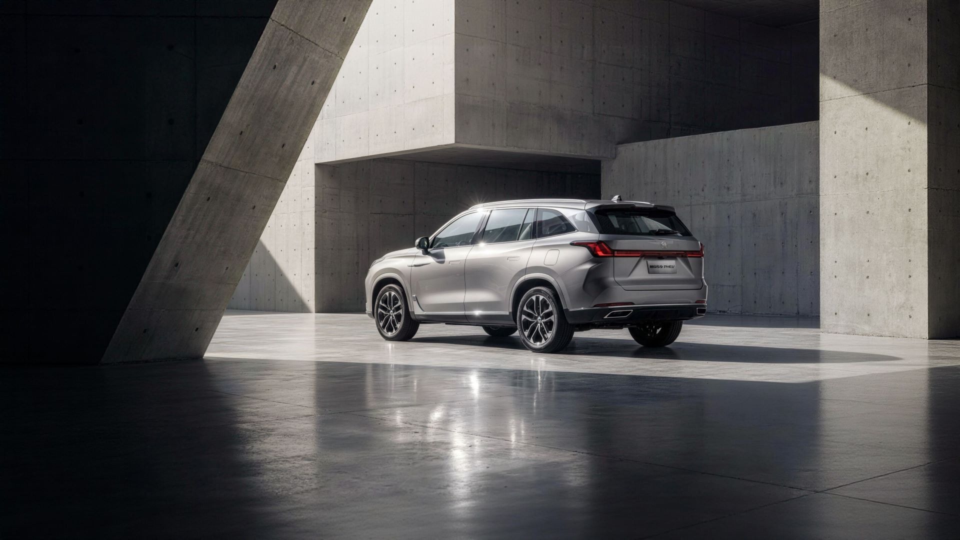 MG S9 PHEV z tyłu i z boku