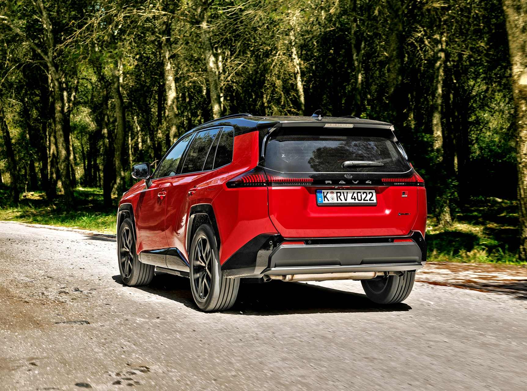 toyota-rav4-2026-phev-gr-sport-jazda-tyl-bok