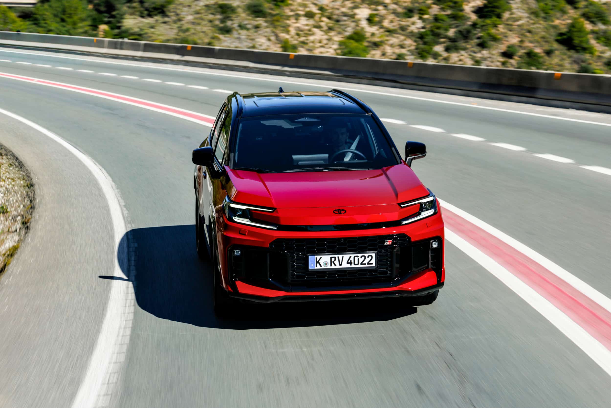 toyota-rav4-2026-phev-gr-sport-jazda-przod-1