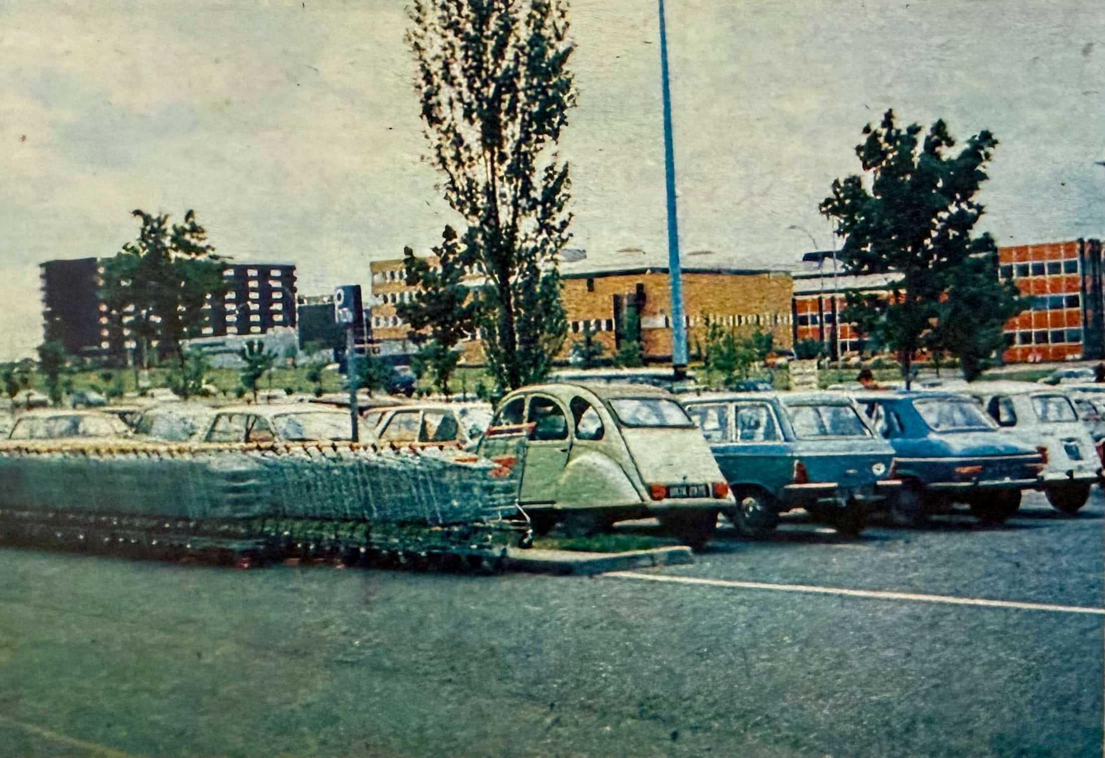 motor-17-1976-parking-domu-handlowego-paryz