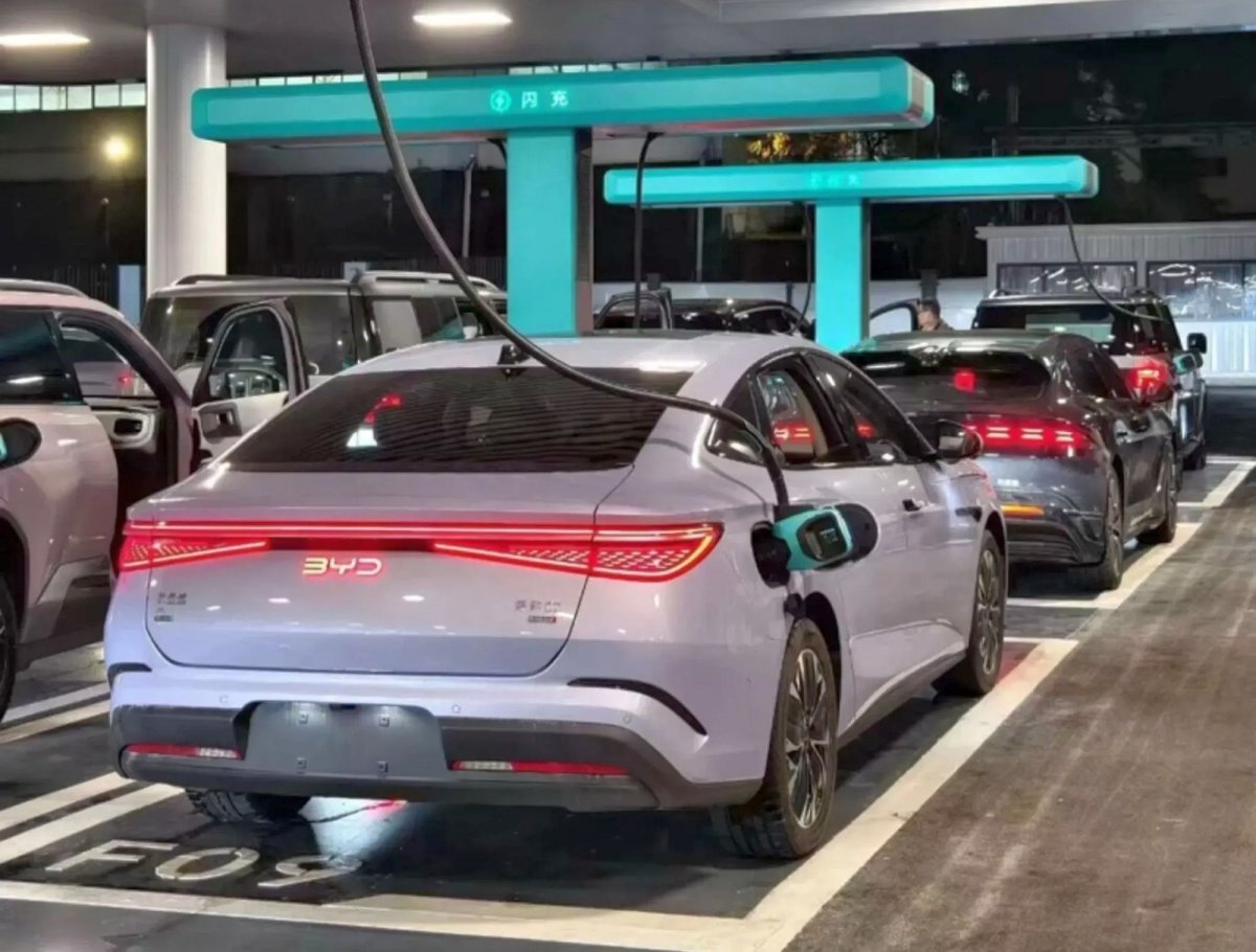 BYD obiecuje 500 km po 5 minutach ładowania. BMW tłumaczy, dlaczego nie idzie tą samą drogą