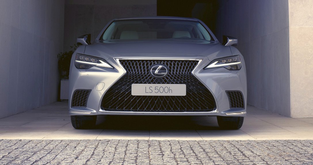 Lexus LS 500h – przód