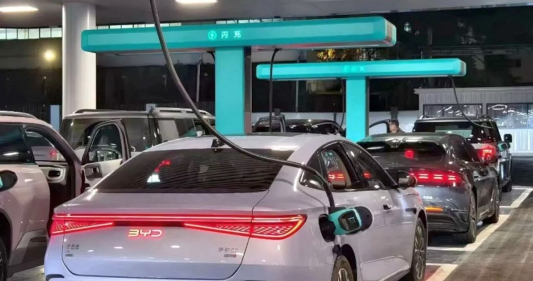 BYD obiecuje 500 km po 5 minutach ładowania. BMW tłumaczy, dlaczego nie idzie tą samą drogą