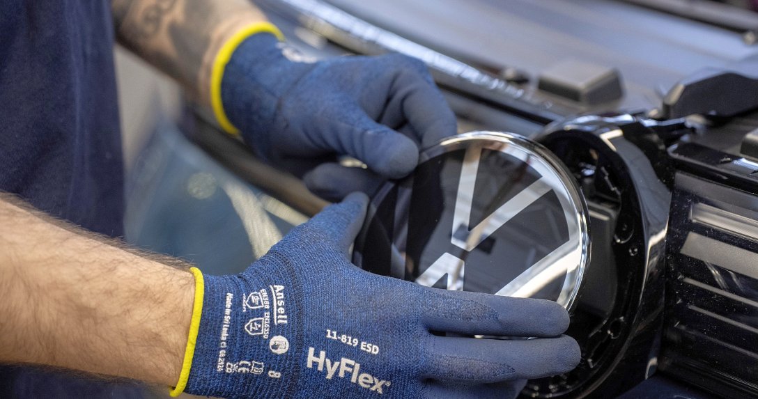 Volkswagen – montaż znaczka na atrapie