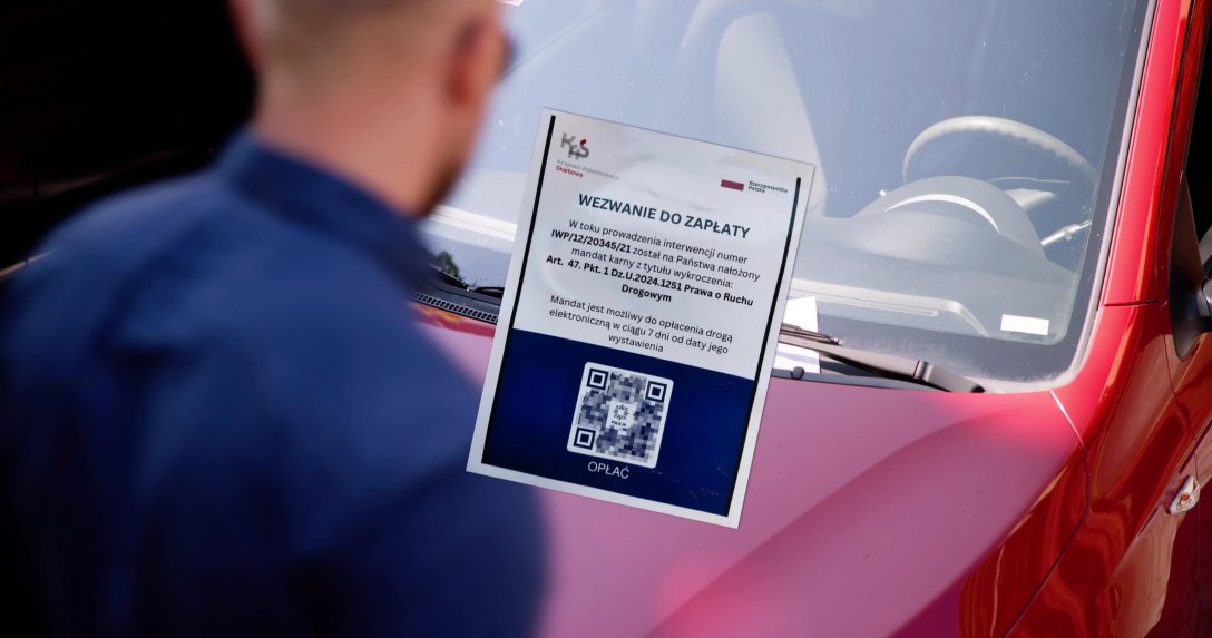 Uwaga na fałszywe wezwania do zapłaty wkładane za wycieraczki aut. To sposób oszustów na wyłudzenie danych