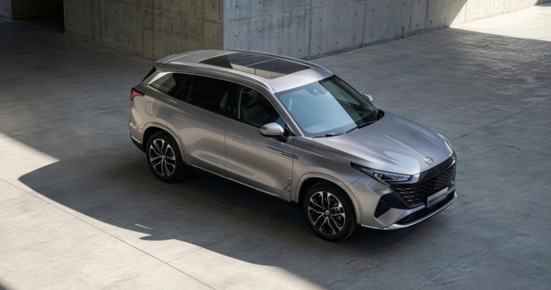 MG S9 PHEV z przodu po skosie na oficjalnym zdjęciu prasowym