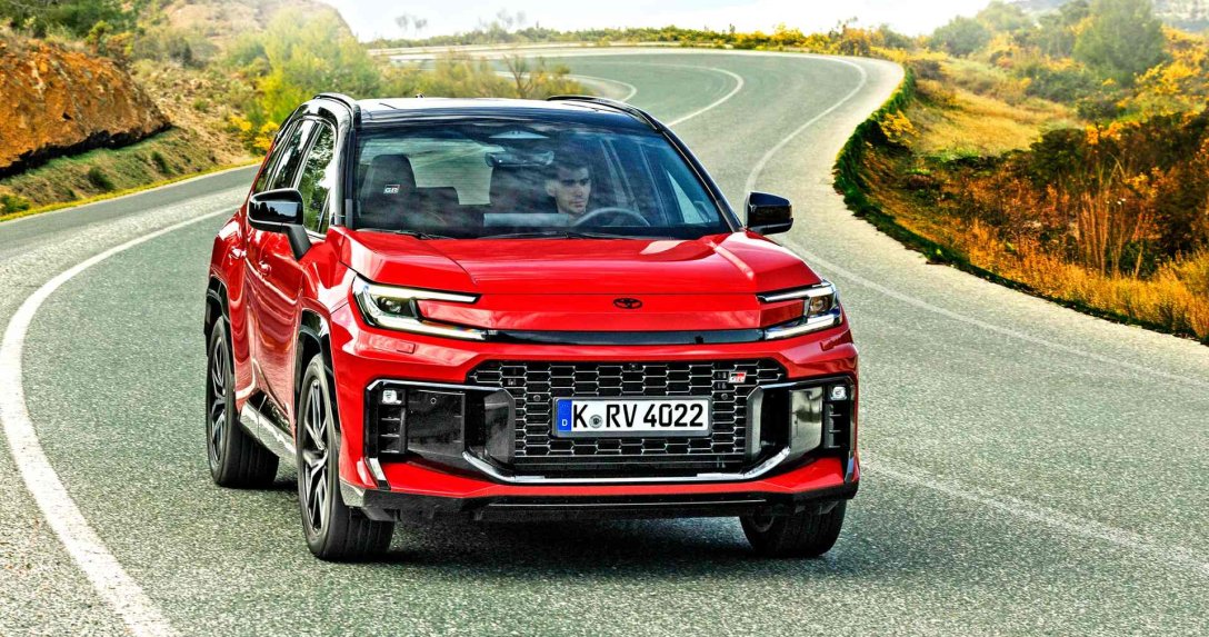 Toyota RAV4 GR Sport – przód w ruchu na drodze