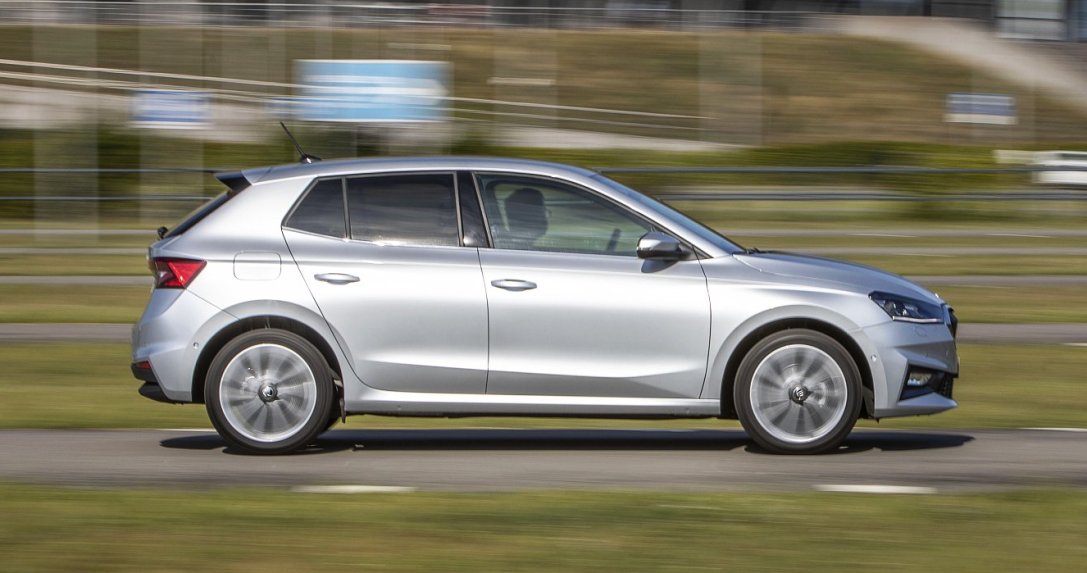 Skoda Fabia w trakcie jazdy, widok z boku