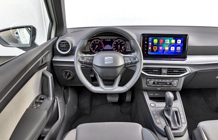 Seat Arona 1.5 TSI DSG (2026) - test, porównanie - kokpit, deska rozdzielcza