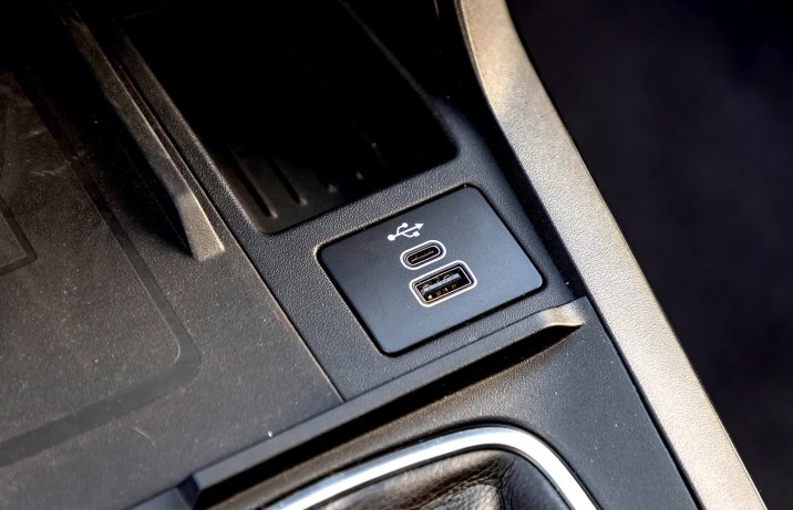 Ford Puma 1.0 EcoBoost Hybrid 155 ST-Line X (2026) – test, porównanie - gniazda, portyUSB