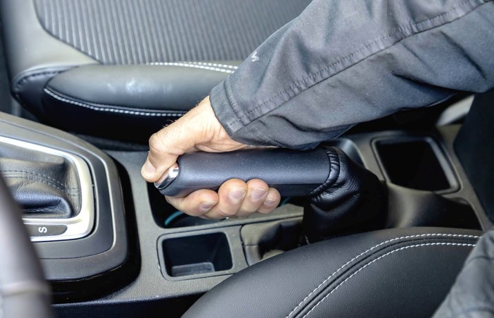 Ford Puma 1.0 EcoBoost Hybrid 155 ST-Line X (2026) – test, porównanie - mechaniczny hamulec ręczny