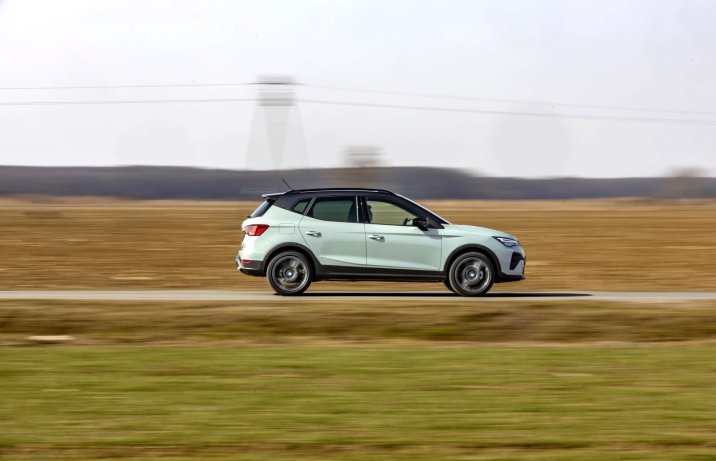 Seat Arona 1.5 TSI DSG FR (2026) – test, porównanie - bok