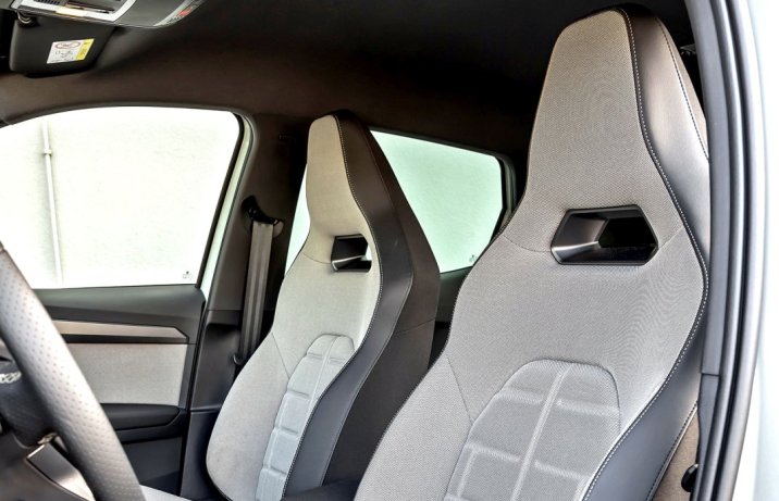 Seat Arona 1.5 TSI DSG FR (2026) – test, porównanie - fotele