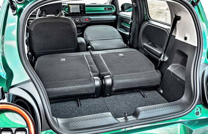 Renault Twingo E-Tech – wnętrze ze złożonymi fotelami