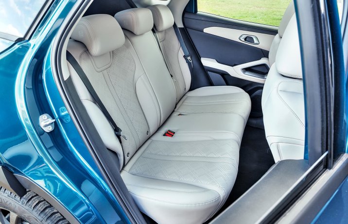 BYD Atto 2 DM-i – wnętrze, kanapa