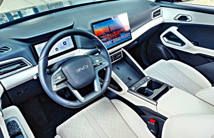 BYD Atto 2 DM-i – wnętrze, deska rozdzielcza