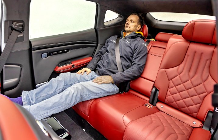 GAC Hyptec HT Elite – wnętrze, kanapa, miejsce na nogi