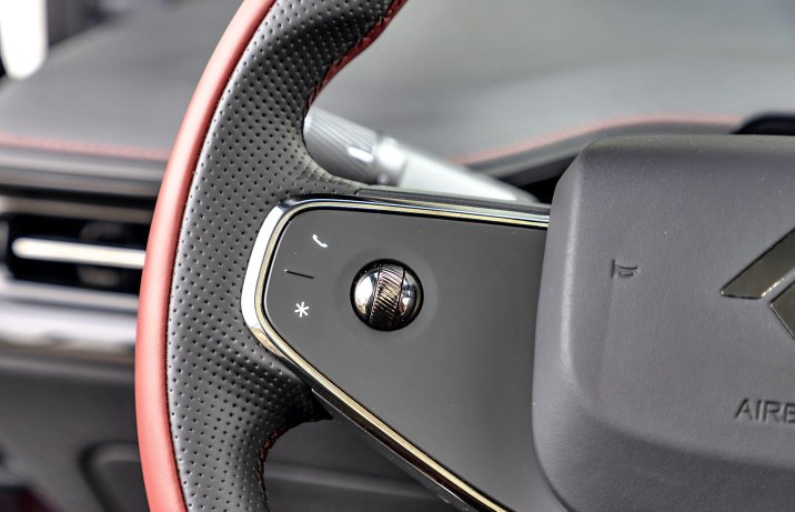 GAC Hyptec HT Elite – deska rozdzielcza, sterowanie na kierownicy